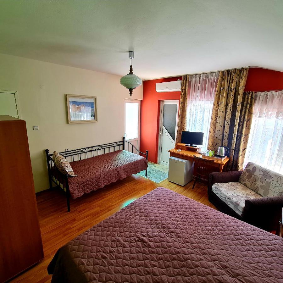 Fema Guest House Balchik Eksteriør billede