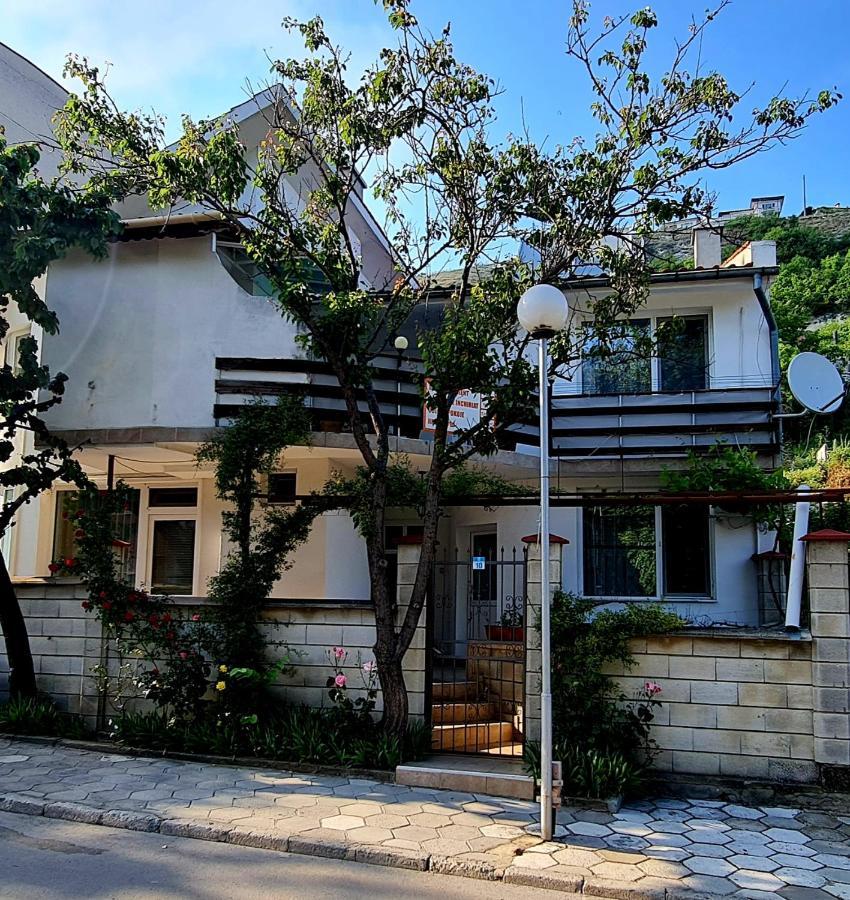 Fema Guest House Balchik Eksteriør billede