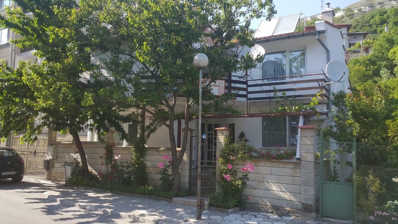 Fema Guest House Balchik Eksteriør billede