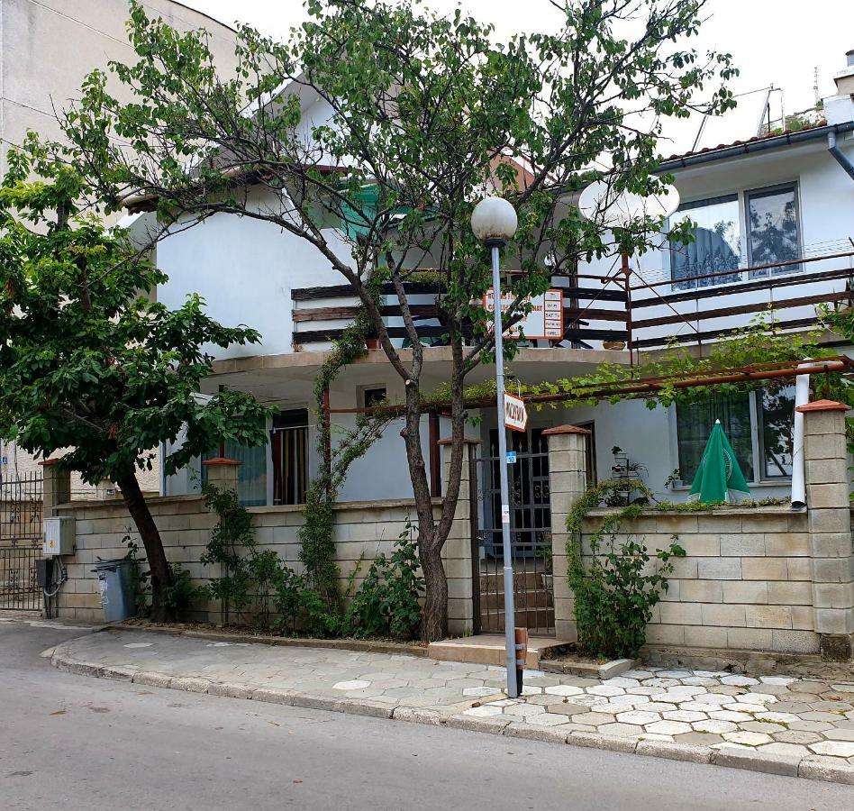Fema Guest House Balchik Eksteriør billede